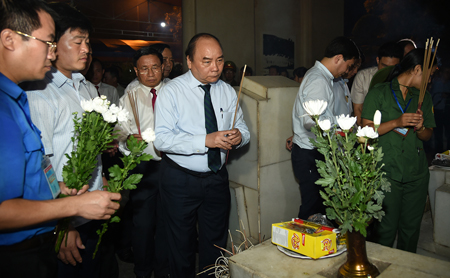 Thủ tướng dâng hương tại mộ của 10 cô gái hy sinh tại Ngã ba Đồng Lộc.